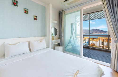 Irun-myeon House | Geoje Kkachi and Santorini Pension