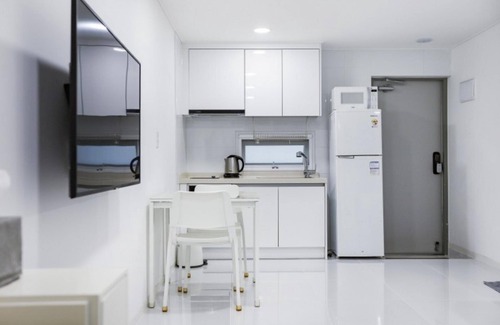 Irun-myeon House | Geojedo N White Pension