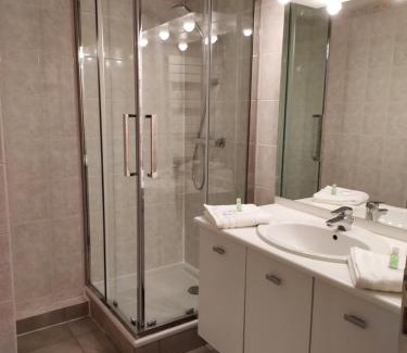 Saint-Georges-sur-Baulche Apartment | Georges, un appartement au look chic rustique
