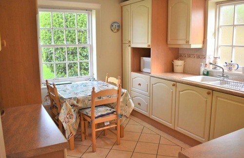 Chichester Apartment | Georgian 2 bedroom Ground Floor Apartment. Walking Distance to Chichester with Free Parking Onsite.