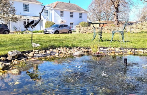 Chichester Apartment | Georgian 2 bedroom Ground Floor Apartment. Walking Distance to Chichester with Free Parking Onsite.