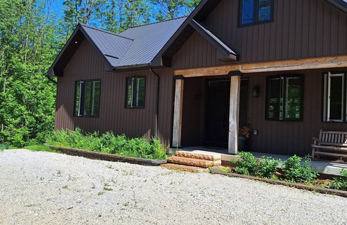 Meaford House | Georgian Bay Escape Cottage in Meaford. Cozy cottage with fireplace.