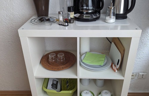 Pforzheim Apartment | Geräumiges Doppelzimmer mit Bad und Tee/kaffeeecke, Schlafcouch, Zentral Gelegen