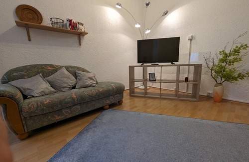 Pforzheim Apartment | Geräumiges Doppelzimmer mit Bad und Tee/kaffeeecke, Schlafcouch, Zentral Gelegen