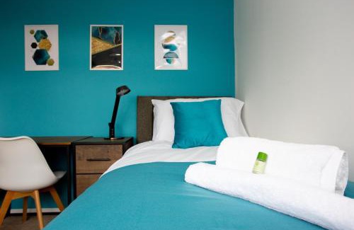 Swindon House | GERARD WALK - Spacious Home, High Speed Wi-Fi, Free Parking, Garden