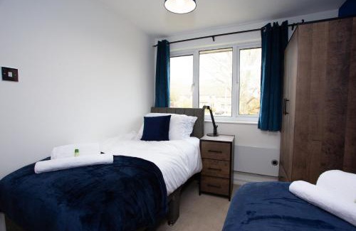Swindon House | GERARD WALK - Spacious Home, High Speed Wi-Fi, Free Parking, Garden