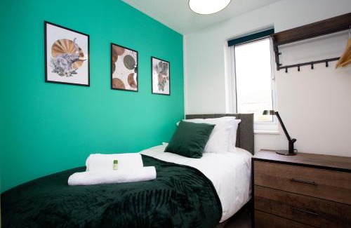 Swindon House | GERARD WALK - Spacious Home, High Speed Wi-Fi, Free Parking, Garden
