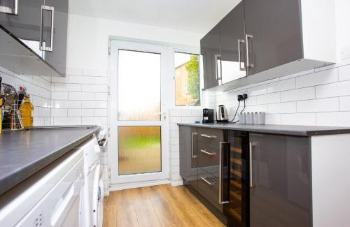 Swindon House | GERARD WALK - Spacious Home, High Speed Wi-Fi, Free Parking, Garden