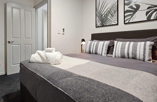 Hepburn House | Gerry's Summary: Disc