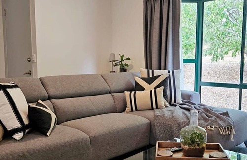 Hepburn House | Gerry's Summary: Disc