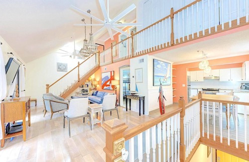 Siesta Key Village House | Gertrude's Siesta | 4-min Walk to Beach & Village with Tiki-Bar, Balcony, Tropical Patio!