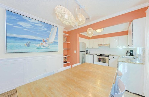 Siesta Key Village House | Gertrude's Siesta | 4-min Walk to Beach & Village with Tiki-Bar, Balcony, Tropical Patio!