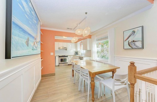 Siesta Key Village House | Gertrude's Siesta | 4-min Walk to Beach & Village with Tiki-Bar, Balcony, Tropical Patio!