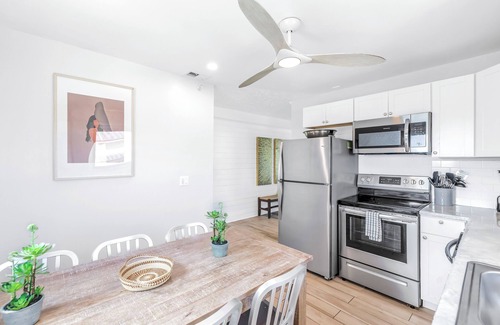 Siesta Key Apartment | Gertrude Siesta | Oceanview Penthouse, 12 Steps to Beach, 4min Trolley to Village, Free Gear!