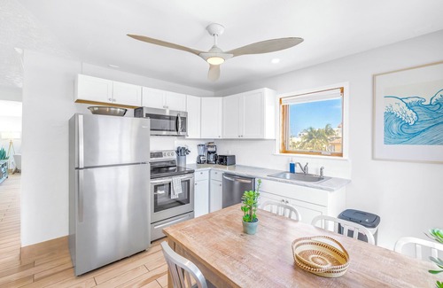 Siesta Key Apartment | Gertrude Siesta | Oceanview Penthouse, 12 Steps to Beach, 4min Trolley to Village, Free Gear!