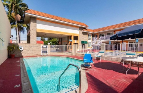 Artesia House | Get a solid deal on a simple stay!