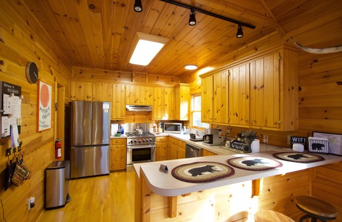 Ferguson Cabin | Get Cozy, Get Adventurous! 8-Guest Rustic Cabin w/Hot Tub, Games & Pond
