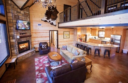Broken Bow Cabin | Get Out of Dodge Lodge by Blue Beaver Luxury Cabins