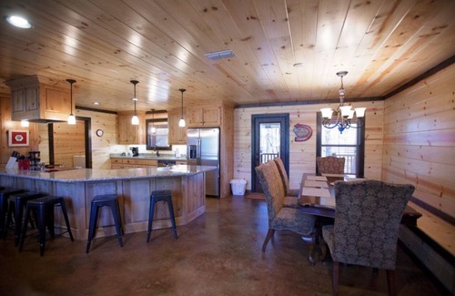 Broken Bow Cabin | Get Out of Dodge Lodge by Blue Beaver Luxury Cabins