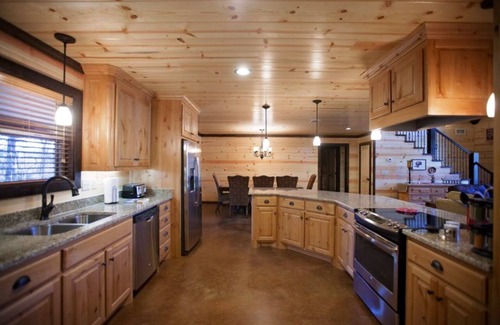 Broken Bow Cabin | Get Out of Dodge Lodge by Blue Beaver Luxury Cabins