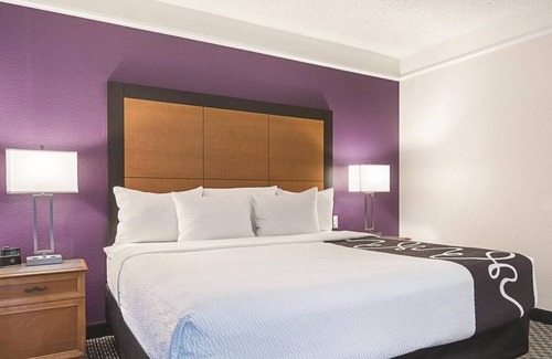 Guasti Hotel | Get Ready for Adventure! Spacious unit Awaits! Close to iFLY Indoor Skydiving!