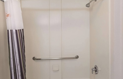 Guasti Hotel | Get Ready for Adventure! Spacious unit Awaits! Close to iFLY Indoor Skydiving!