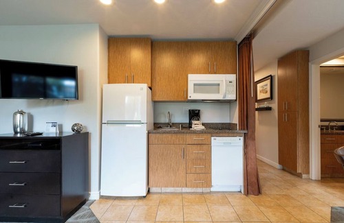 San Clemente Hotel | Get Ready for Blissful Getaway! Kitchenette, Outdoor Pool, Balcony