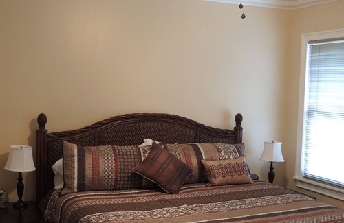 Clarksdale Cottage | Get to BLUES-in' at Rusty's Roost, adjacent to downtown Clarksdale, MS