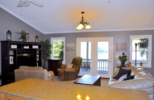 Blairsville Cabin | Get your feet wet and Go Fishing on Nottely Lake Free Wi-Fi, Parking, One Dog