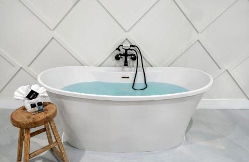 Fredericksburg Apartment | Getaway at Enchanted walk to Main Hot Tub