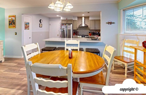 Seaside House | GETAWAY COTTAGE at Seaside Beach Near Ocean Pet Friendly HOT TUB 400ft To Beach