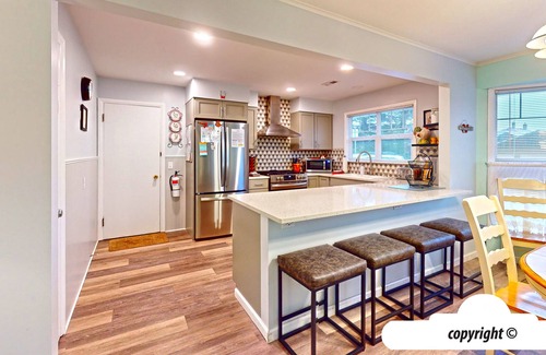 Seaside House | GETAWAY COTTAGE at Seaside Beach Near Ocean Pet Friendly HOT TUB 400ft To Beach