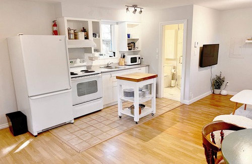 Roberts Creek Cottage | Getaway Cottage in Roberts Creek: Relax by the Beach & Forest, Art studios.