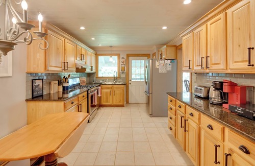 Glenville Cottage | Getaway w/Guest House - 6 Mi to Lake Glenville!