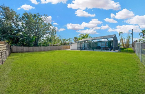 Gulf Gate Estates House | Getaway w/Heated Pool & fence by Siesta Key Beach