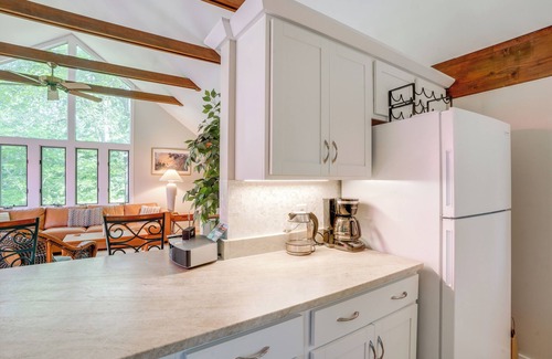 Nellysford Cottage | Getaway w/Lake Views Near Wintergreen Resort!