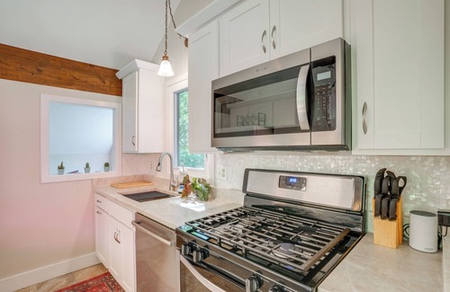 Nellysford Cottage | Getaway w/Lake Views Near Wintergreen Resort!