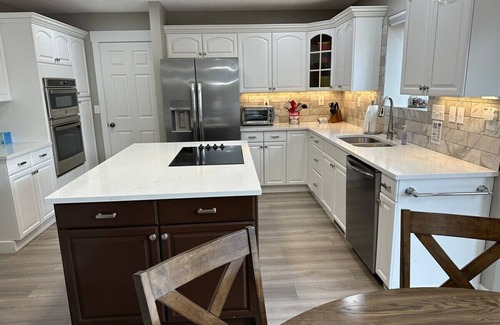 Teasdale House | Getaway w/sport court! Near Capitol Reef- Sleeps 21 in beds/26 total