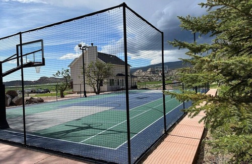 Teasdale House | Getaway w/sport court! Near Capitol Reef- Sleeps 21 in beds/26 total