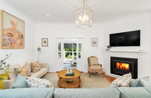 Bundanoon Cabin | Getawayz NSW - Hathaway Cottage - Cosy, Charming, Family Friendly Retreat 5 minutes from Bundanoon Village- 4pm Checkout on Sundays! in Bundanoon