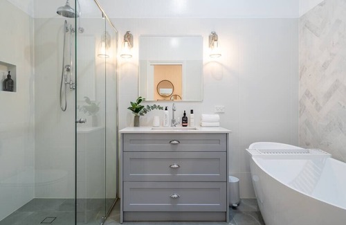 Bundanoon Cabin | Getawayz NSW - Hathaway Cottage - Cosy, Charming, Family Friendly Retreat 5 minutes from Bundanoon Village- 4pm Checkout on Sundays! in Bundanoon
