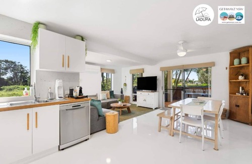 Byron Bay Apartment | Getawayz NSW - 'Laduma' - 1 minute walk to Belongil Beach