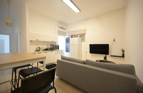 Kerem HaTeimanim Apartment | Geula Beach - 1 Bedroom Seaside Apartment By Vacay