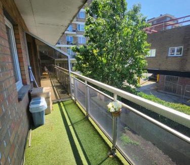 Ganshoren Apartment | Gezellig verblijf met balkon