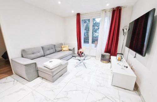 Saint-Martin-d'Heres Apartment | #GH Butler's Monochrome