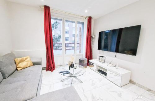 Saint-Martin-d'Heres Apartment | #GH Butler's Monochrome
