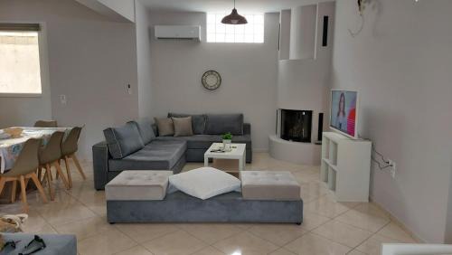 Spata-Artemida Apartment | Gianni & Sophia airport house