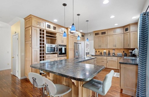 Sparks House | Giant Jacuzzi Luxe 5 BD Home Pool Table Ping-Pong