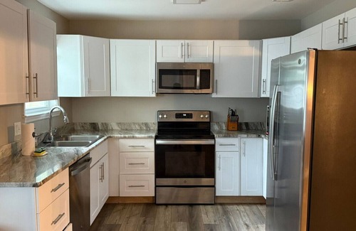 Savannah House | Gilded Magnolia Hideout|Sleeps8|Hot Tub|pet+