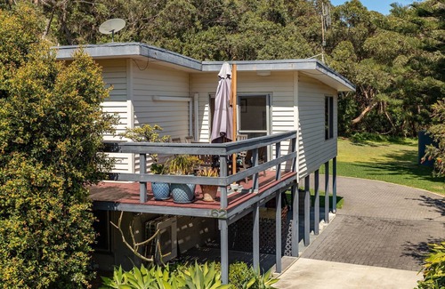 Seal Rocks House | Gili Cottage a beautiful sun filled pet friendly home next to the ocean"